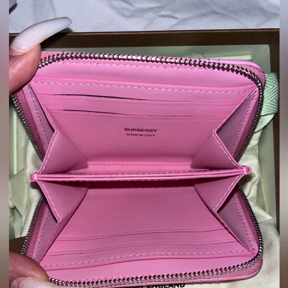 Small pink Burberry woman’s wallet.